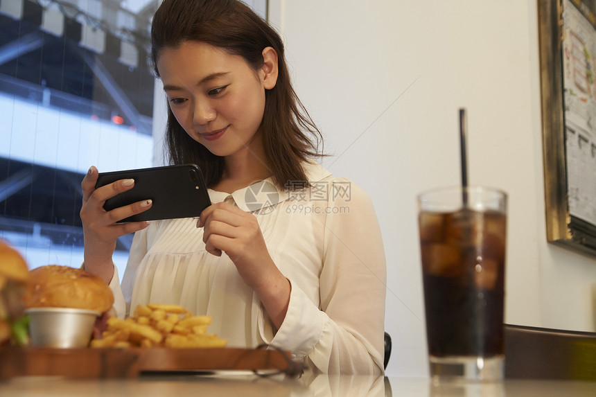 一个女人来到汉堡店图片