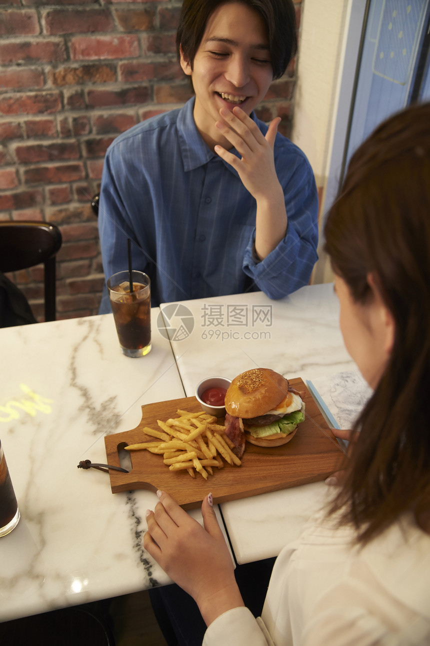 一对夫妇来到一家汉堡店用餐图片