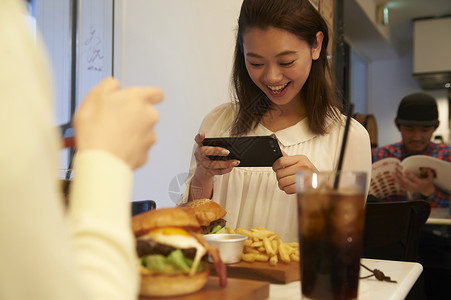 女生来到汉堡店点餐拍照图片