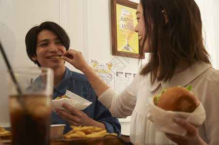 汉堡店吃饭的年轻情侣图片
