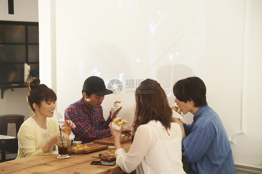 四个人喝酒减肥休闲汉堡店享用午餐的青年男女图片