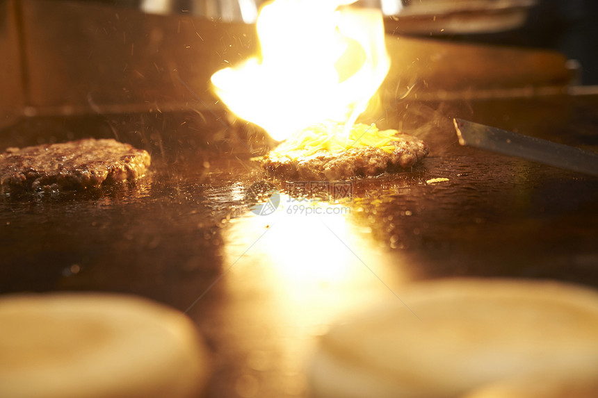 铁板上炙烤的汉堡肉图片