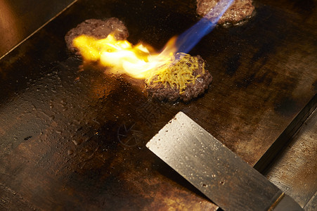 铁板上炙烤的汉堡肉图片