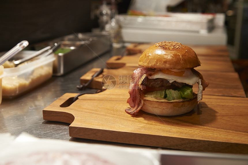 木板上组装完成的汉堡包图片