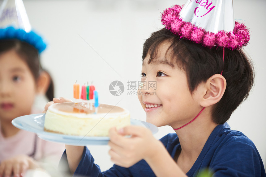 拿着生日蛋糕的小男孩图片