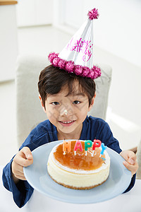 端着生日蛋糕的小男孩图片
