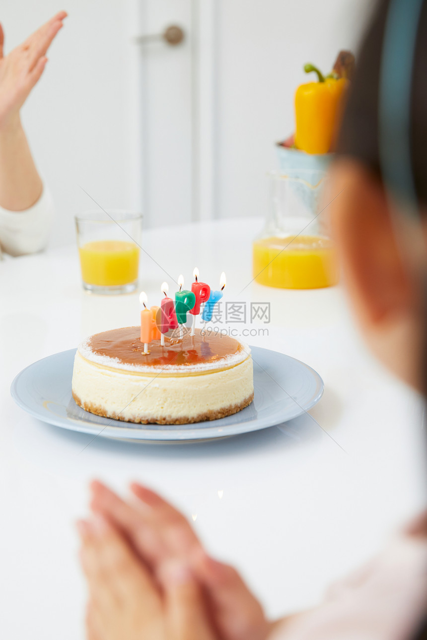 点上蜡烛的生日蛋糕图片