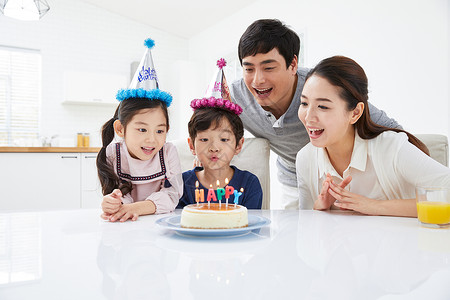 庆祝生日开心的家庭图片