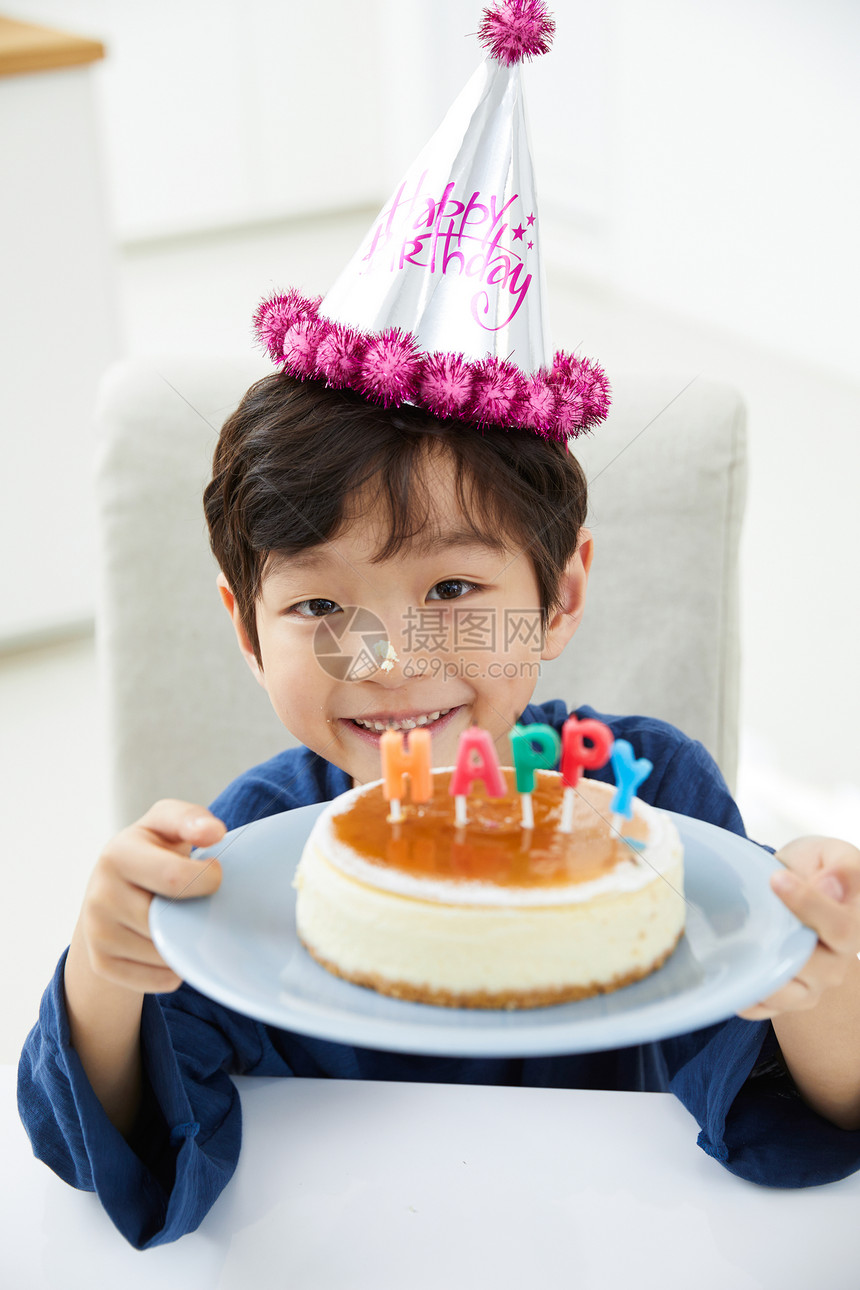 捧着生日蛋糕的小男孩图片