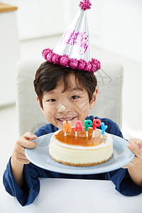 捧着生日蛋糕的小男孩图片
