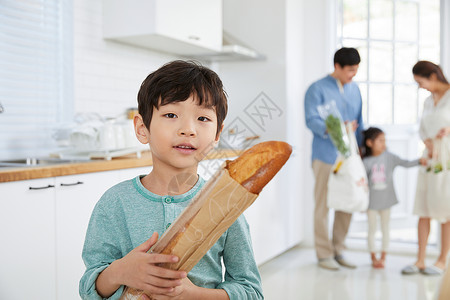 抱着大法棍的男孩图片