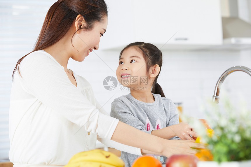 母女两人在洗蔬菜水果图片