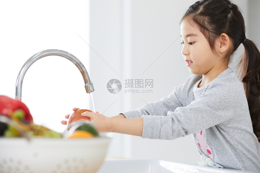 小朋友在洗水果图片