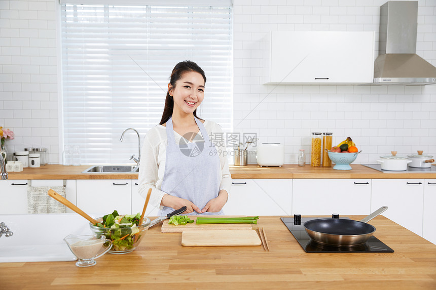 烹饪做饭的家庭主妇图片