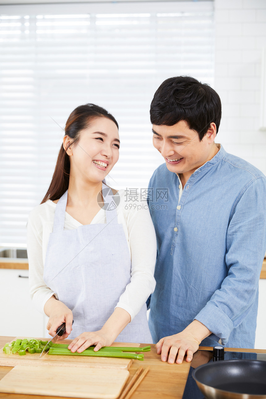 厨房做沙拉的幸福夫妻图片