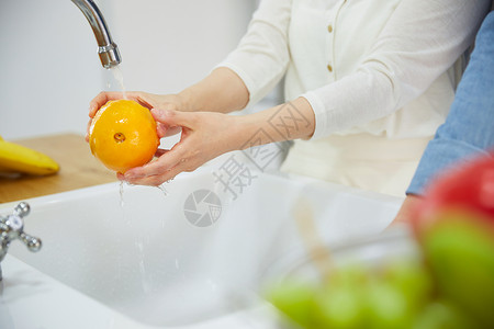妈妈正在洗水果高清图片