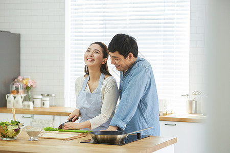 年轻夫妻一起在厨房做饭图片