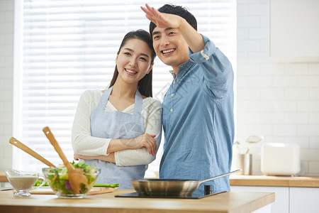 年轻夫妻一起在厨房做饭图片