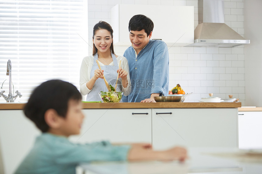 一起做饭幸福的四口之家图片