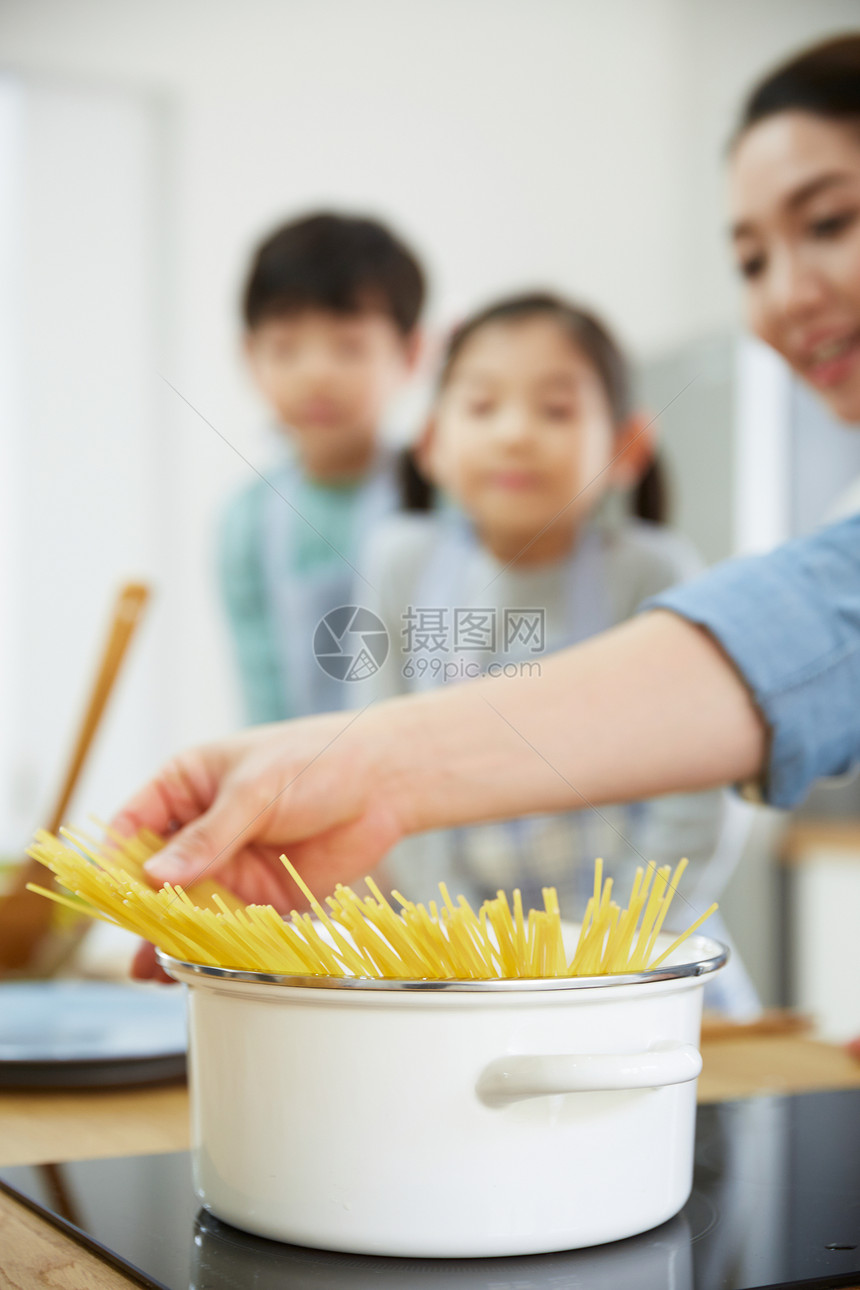 一起做饭幸福的四口之家图片