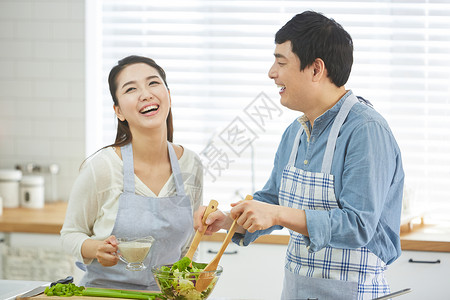 一起做饭的年轻夫妻图片