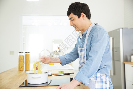 三十多岁的男人在做饭图片