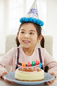 捧着生日蛋糕开心的小女孩图片