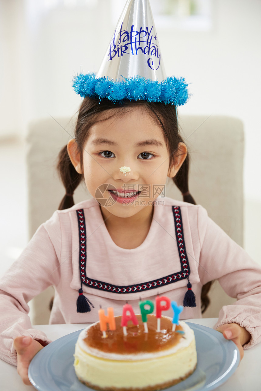 拿着生日蛋糕开心的小女孩图片