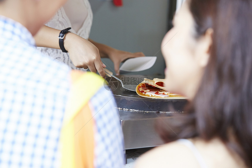 铁板上烹调的煎饼图片