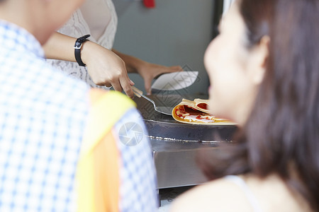 铁板上烹调的煎饼图片