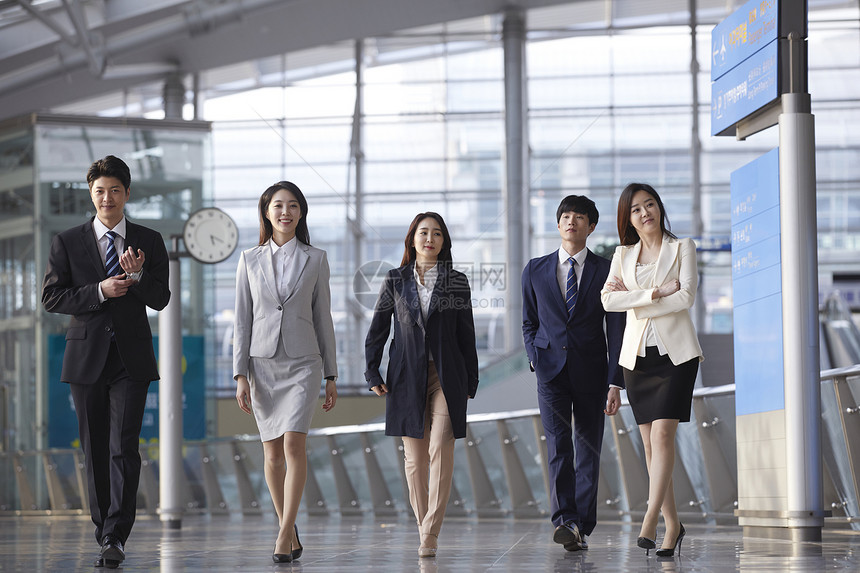 仁川国际机场的商务人士图片