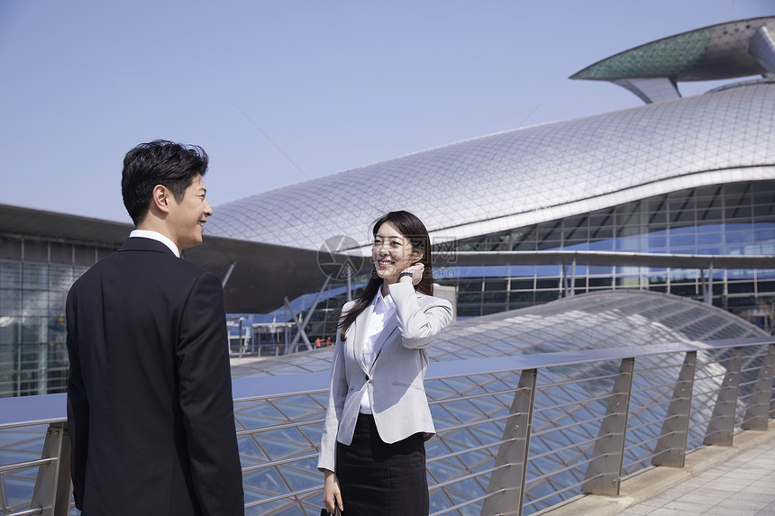 穿西装的当代都市青年男女图片