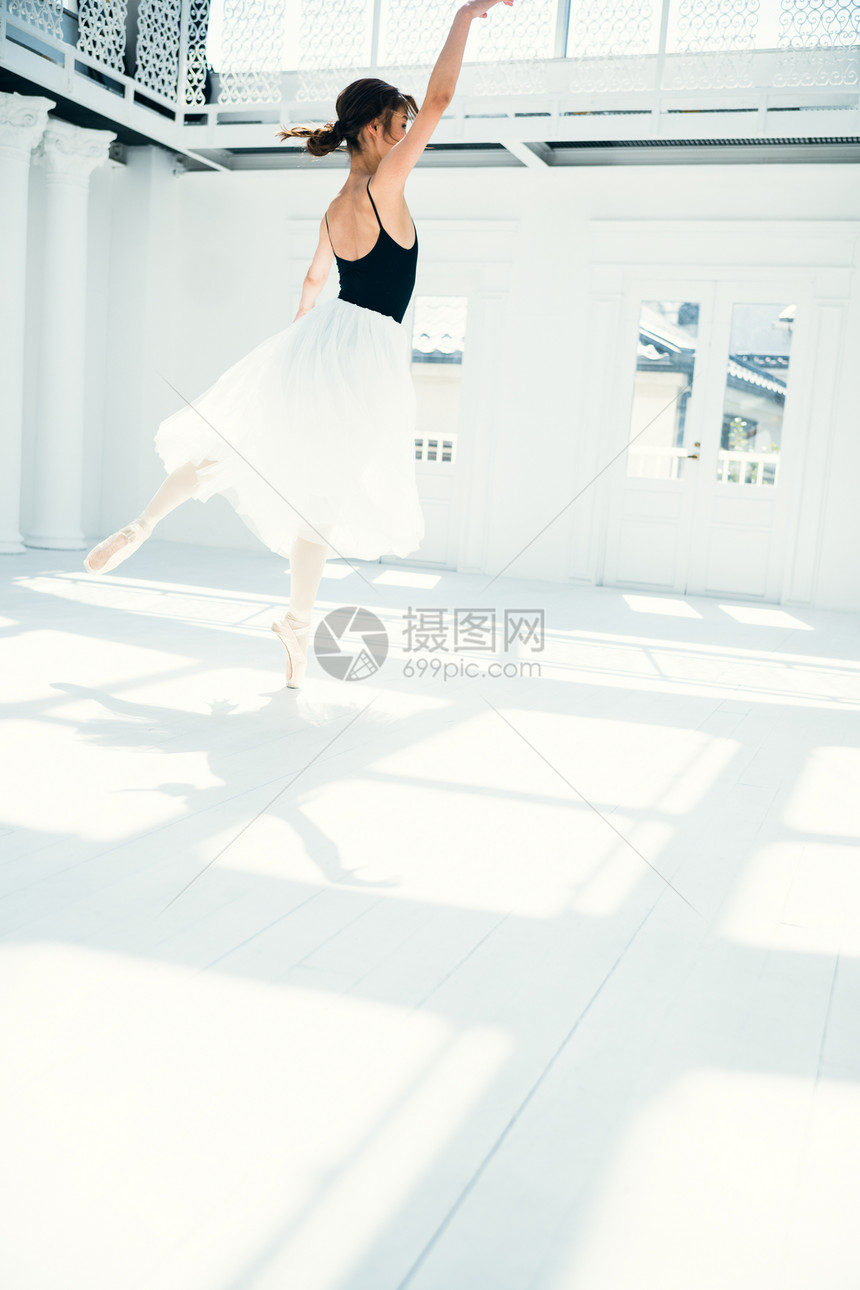 舞房里翩翩起舞的芭蕾舞女演员图片
