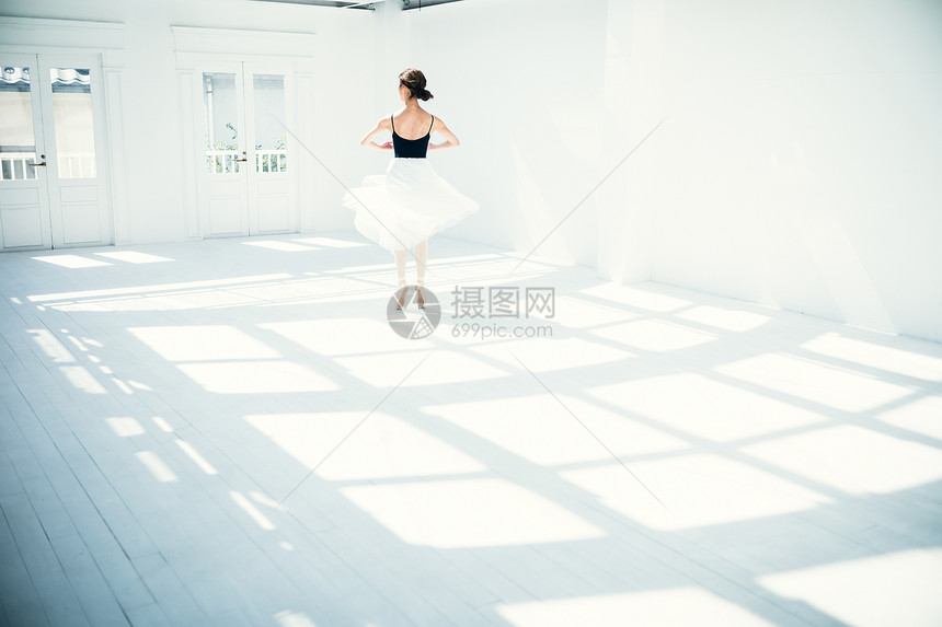 翩翩起舞的芭蕾舞女演员背影图片