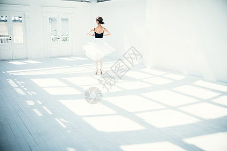 翩翩起舞的芭蕾舞女演员背影图片