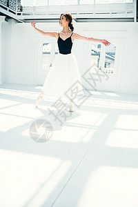 翩翩起舞的芭蕾舞女演员图片