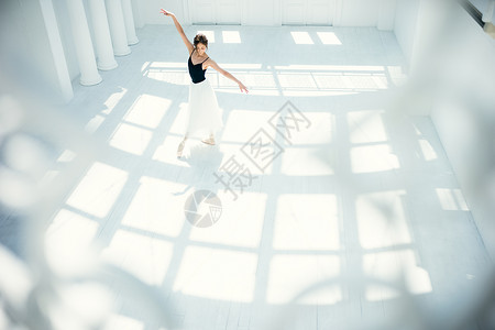 穿着芭蕾舞服独舞的年轻女性图片