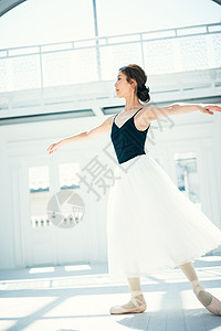 舞蹈室练习的芭蕾舞女演员背景图片