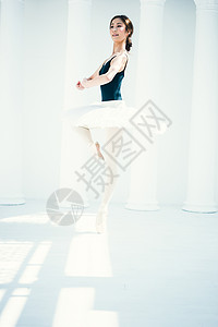 练习古典芭蕾的芭蕾舞女演员图片