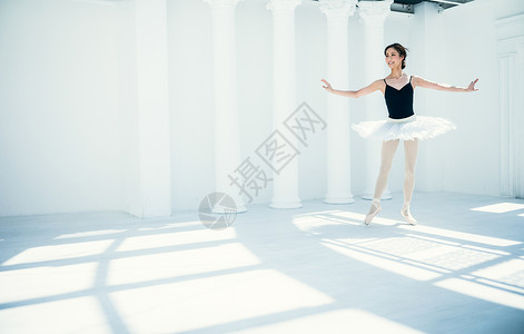 独自练习芭蕾舞的气质女性图片