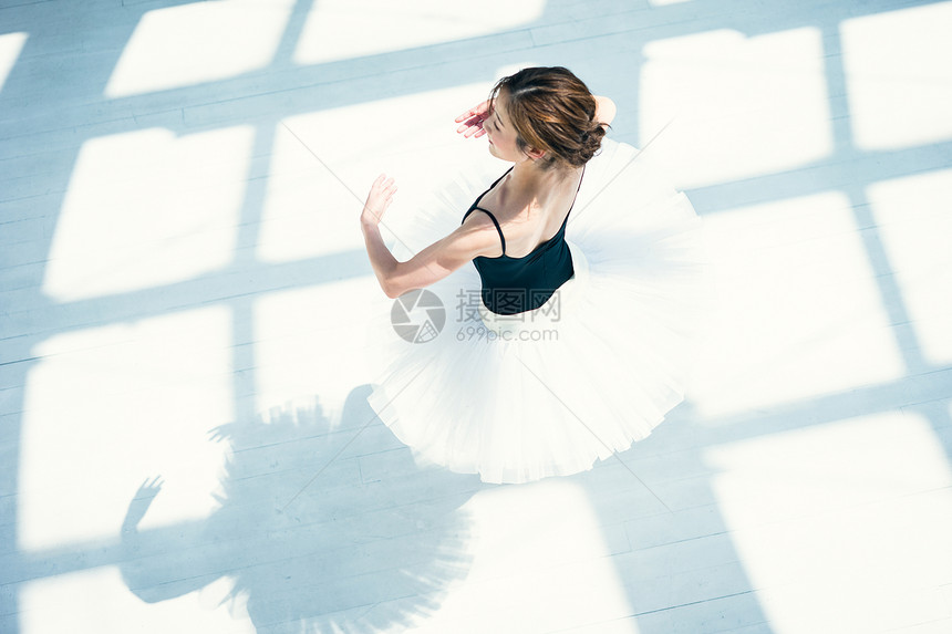 独舞练习的芭蕾舞女演员图片