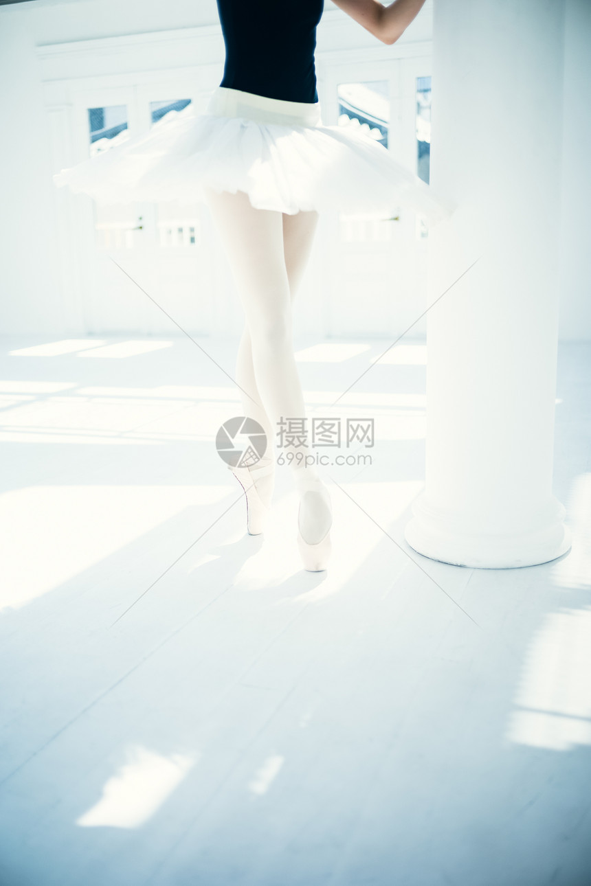 古典芭蕾舞女演员的腿部特写图片