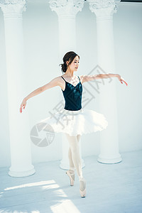 享受芭蕾舞的青年女性图片