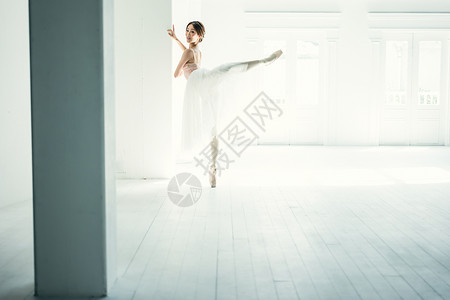 工作室练舞的芭蕾舞女演员图片