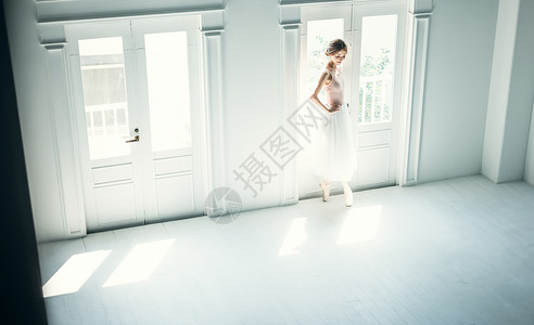 工作室练舞的芭蕾舞女演员背景图片