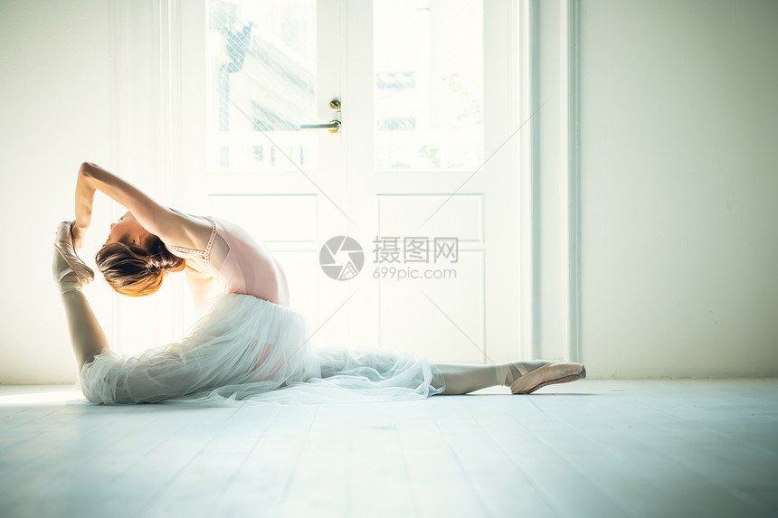 美丽芭蕾舞女演员伸展拉伸图片