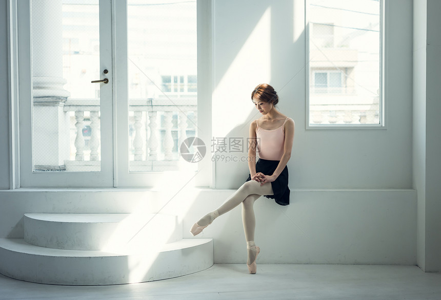 坐着的气质芭蕾舞女演员图片