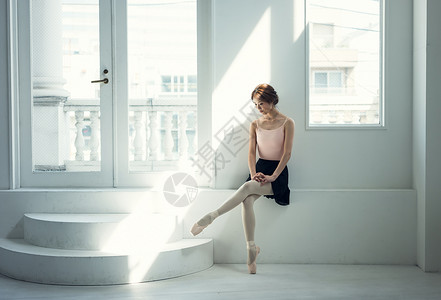坐着的气质芭蕾舞女演员图片