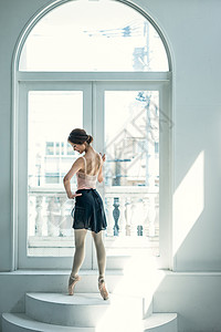 气质芭蕾舞演员背影图片