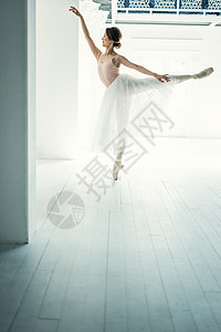 舞蹈室跳舞的芭蕾舞女演员图片